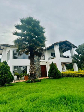 Lujosa casa cerca al aeropuerto